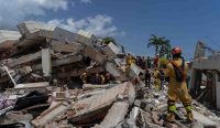 Tim penyelamat internasional memeriksa bangunan yang hancur akibat gempa Venezuela di La Guaira, lokasi dengan korban gempa Venezuela terbanyak.