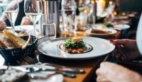 Time-Restricted Eating menganjurkan membatasi waktu makan setiap hari untuk membantu menjaga daya ingat, kesehatan otak, dan metabolisme tubuh.