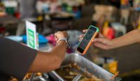Pelanggan membayar menggunakan QRIS di pasar tradisional Indonesia sebagai bagian dari pertumbuhan pembayaran digital 223 persen