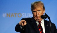 Donald Trump mengkritik NATO menjelang KTT NATO 2026 dengan menegaskan kebijakan America First dan meminta sekutu Eropa meningkatkan tanggung jawab pertahanan.