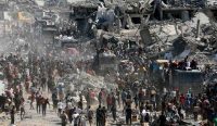 Rekonstruksi Gaza - Warga Palestina mengambil bantuan kemanusiaan dari truk bantuan yang memasuki Jalur Gaza.