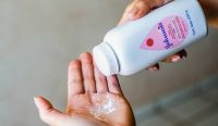 Johnson & Johnson bedak bayi berbahan dasar talk yang menjadi pusat gugatan dugaan penyebab kanker ovarium.