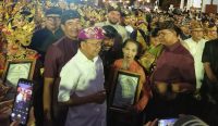 Gubernur Bali Wayan Koster menyerahkan piagam penghargaan kepada tiga maestro tari Buleleng, yakni Ni Luh Sustiawati, Luh Herawati, dan Ni Luh Menek.