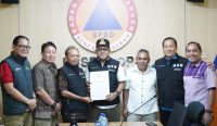 Gubernur Bali Wayan Koster menyerahkan bantuan bagi warga yang terdampak bencana, pada Kamis 20 Agustus 2026. Foto: dok/hms