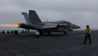 Pesawat tempur F/A-18E Super Hornet lepas landas dari kapal induk USS George H.W. Bush di kawasan Teluk Persia.