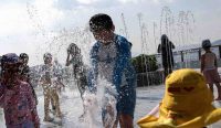 Anak-anak bermain air untuk mendinginkan diri saat suhu Hong Kong mencapai rekor 36,9 derajat Celsius