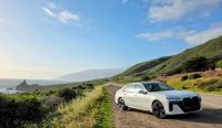 Mobil mewah BMW 7 Series plug-in hybrid 750e xDrive yang menjadi target kampanye recall BMW akibat cacat poros penggerak.