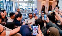 Menteri ESDM Bahlil Lahadalia memberikan keterangan kepada wartawan mengenai proyek PLTS 100 GW dan transisi energi nasional.