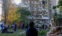Anak laki-laki menatap puing apartemen hancur akibat Rusia serang Kyiv di tengah krisis pertahanan udara Ukraina.
