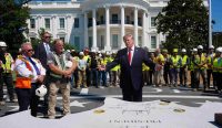 Donald Trump berbicara di luar Gedung Putih memamerkan proyek renovasi dan helipad mewah di tengah krisis utang nasional AS.