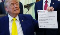 Donald Trump memperlihatkan unggahan Truth Social di Ruang Oval saat isu penutupan rekening Trump Organization oleh Capital One menjadi sorotan