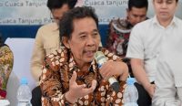 Raut wajah serius Anggota Komisi V DPR RI, Fadholi, saat mencecar dan mengkritik tajam masalah akurasi Data Cuaca BMKG di Stasiun Meteorologi Maritim Tanjung Perak.