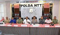 Gubernur NTT Melkianus Laka Lena menyampaikan update penanganan gempa M 7,7 Flores di Polda NTT