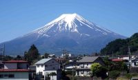Pemandangan megah Gunung Fuji Jepang yang berisiko hipotermia tinggi, lokasi insiden seorang ayah meninggalkan anak 7 tahun sendirian saat pendakian