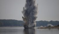 Ledakan terkontrol di Sungai Danube untuk mengalihkan aliran air ke PLTN Cernavodă di Rumania.