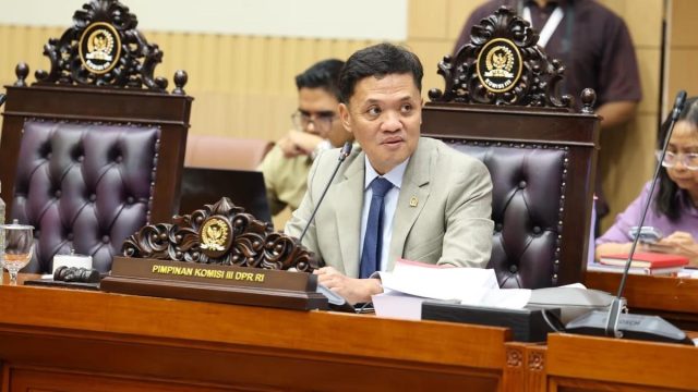 Ketua Komisi III DPR RI Habiburokhman pimpin rapat pleno pemilihan Calon Hakim Agung 2026 yang sarat kontroversi.