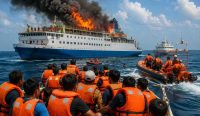 Ilustrasi kebakaran kapal penumpang di laut dengan proses evakuasi penumpang menggunakan kapal penyelamat dan jaket pelampung