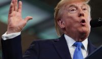 Donald Trump di David S Mack Center saat target perang Iran mulai bergeser dan harga minyak menjadi prioritas