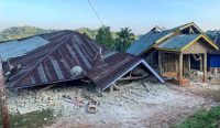 Teks Alt: Rumah rusak akibat gempa M 7,7 di Ruteng Manggarai NTT