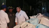 Seskab Teddy di antara tumpukan beras untuk bantuan logistik korban gempa M 7 NTT