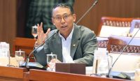 Anggota Komisi I DPR RI Junico Siahaan menyampaikan pernyataan mengenai pemberantasan judi online dan penggunaan QRIS sebagai sarana deposit.