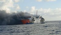 KMP Putri Yasmin terbakar di perairan Selat Lombok dengan kepulan asap tebal