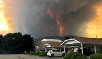 Asap kebakaran hutan Bald Range membumbung di atas permukiman Summerland Kanada