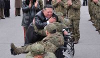 Kim Jong-un bersama tentara Korea Utara yang terluka setelah bertempur di Kursk Rusia