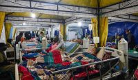 Korban gempa NTT dirawat di tenda medis sementara di Ruteng di tengah kekhawatiran gempa susulan