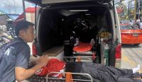 Petugas medis mengevakuasi korban penembakan di Sekolah Debsirin Nonthaburi, Thailand, setelah insiden yang menewaskan tujuh orang.