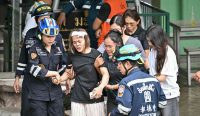 Petugas medis mengevakuasi korban terluka dalam penembakan di sekolah Thailand