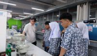 Siswa MAN 2 Tasikmalaya mengikuti kunjungan edukasi di Kawasan Sains dan Teknologi BRIN Bandung untuk mengenal riset dan inovasi sumber daya mineral.
