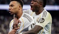 Kylian Mbappe dan Vinicius Junior merayakan gol penalti dramatis Real Madrid. Duet maut ini siap mengamuk dalam laga Real Madrid vs Real Sociedad.