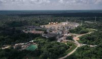 Fasilitas Ladang Urucu, proyek pengeboran minyak Amazon dan gas darat terbesar di Brasil yang beroperasi sejak 1988.