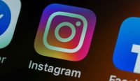 Tampilan logo aplikasi Instagram di layar smartphone. Meta dituding menggunakan taktik licik dan algoritma manipulatif untuk membuat anak di bawah umur kecanduan media sosial.