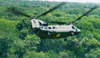 Penampakan beringas helikopter raksasa CH-47 Chinook berbaling-baling ganda membelah langit, siap diterjunkan sebagai senjata pamungkas memadamkan Karhutla Indonesia.