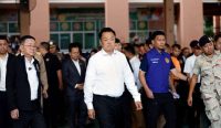 Perdana Menteri Thailand Anutin Charnvirakul meninjau lokasi penembakan di sekolah