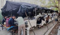Pasien mendapat perawatan di tenda darurat setelah gempa NTT M 7,7 di Labuan Bajo