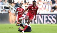 Performa tumpul striker Alexander Isak saat gagal bersinar melawan Newcastle United, memicu keraguan besar di lini depan jelang duel krusial Liverpool vs Nottingham Forest.
