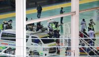 Petugas penyelamat berada di dekat ambulans di Sekolah Debsirin Nonthaburi, Thailand, setelah insiden penembakan yang menewaskan tujuh orang.