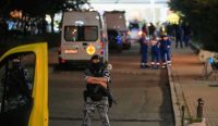 Polisi dan ambulans berjaga di lokasi ledakan bom rakitan di restoran Balzi Rossi, pusat Kota Moskow, Rusia