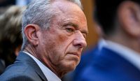 Menteri Kesehatan Amerika Serikat Robert F. Kennedy Jr. menghadiri rapat kabinet di Camp David saat kasus campak di AS meningkat tajam.