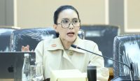 Anggota Komisi XIII DPR RI Rieke Diah Pitaloka bersuara lantang menuntut aparat hukum untuk menyikat habis para bos korporasi nakal yang menjadi dalang pembakaran hutan dan lahan (Karhutla).