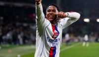 Wonderkid Lyon, Endrick, melakukan selebrasi emosional usai mencetak gol. Ketajamannya diprediksi akan menjadi senjata utama Les Gones saat menghadapi Fenerbahce di playoff Liga Champions.