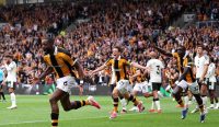 Selebrasi gol Semi Ajayi dan punggawa Hull City usai menjebol gawang Manchester United yang mengawali kehancuran Setan Merah.
