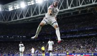 Lompatan selebrasi gila Carlos Espi pahlawan tak terduga Real Madrid penentu kemenangan dramatis era baru Jose Mourinho.