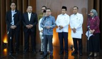 Potret Wakil Ketua DPR RI Sufmi Dasco Ahmad usai memimpin rapat koordinasi penetapan nasib guru PPPK menjadi pegawai pusat dan peluang CPNS 2027 di Gedung Nusantara III Senayan.