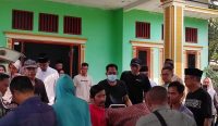 Suasana duka menyelimuti kerumunan warga saat bergotong royong mengevakuasi jenazah korban kebakaran maut di Desa Budi Aji, Mesuji.