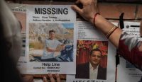 Tangan-tangan bergetar penuh keputusasaan menempelkan poster wajah anggota keluarga yang hilang di dinding batu bata rumah sakit Kathmandu pasca musibah banjir bandang.