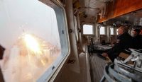 Presiden Vladimir Putin memantau langsung peluncuran rudal Armada Pasifik Rusia dari atas kapal penjelajah Varyag.